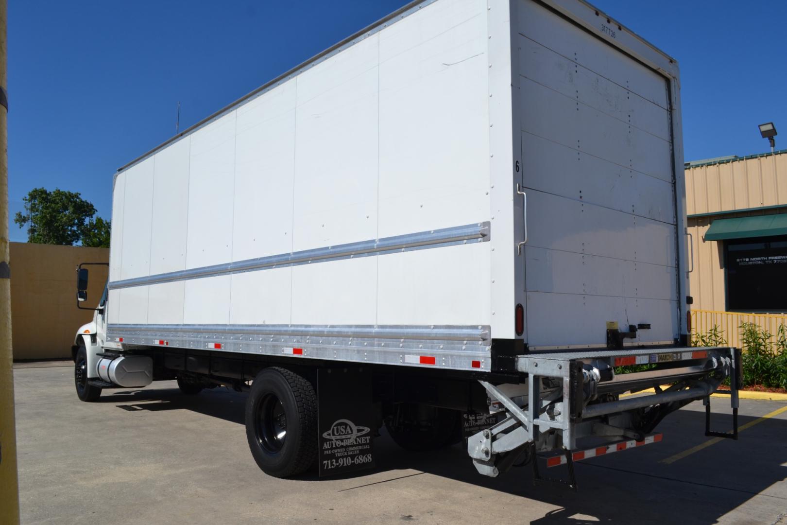 2018 WHITE /GRAY INTERNATIONAL 4300 with an CUMMINS ISB 6.7L 240HP engine, EATON FULLER PROCISION AUTOMATIC transmission, located at 9172 North Fwy, Houston, TX, 77037, (713) 910-6868, 29.887470, -95.411903 - Photo#6